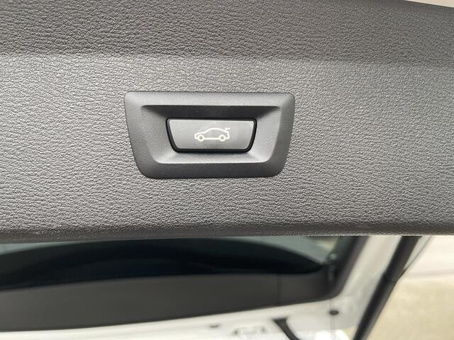 BMW X1 xDrive25e High Executive M Sport 18"/Stoelverwarming/Sportstoelen/Elektrische Klep/LED/DAB/Navigatie/PDC