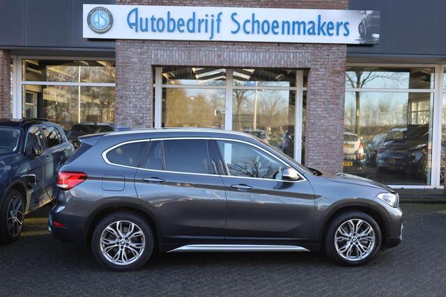 BMW X1 xDrive25e High Executive Edition PLUG-IN! LEER TREKHAAK-AFN HUD CAMERA CRUISE DAB NAVI STOELVERWARMING 2XPDC CLIMA ELEC-KOFFERBAK 18"LMV