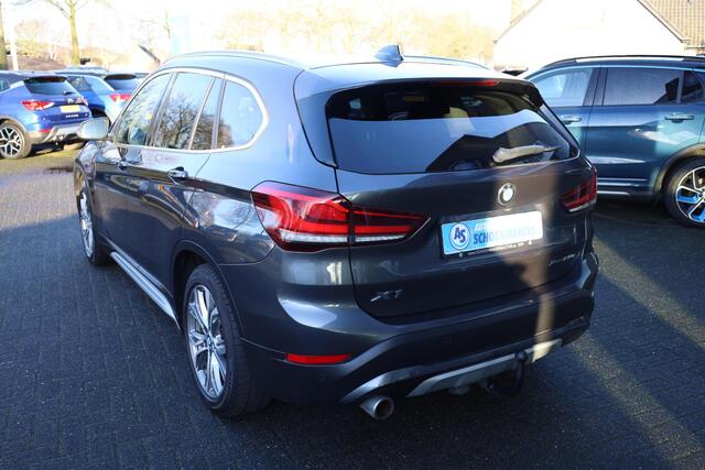BMW X1 xDrive25e High Executive Edition PLUG-IN! LEER TREKHAAK-AFN HUD CAMERA CRUISE DAB NAVI STOELVERWARMING 2XPDC CLIMA ELEC-KOFFERBAK 18"LMV