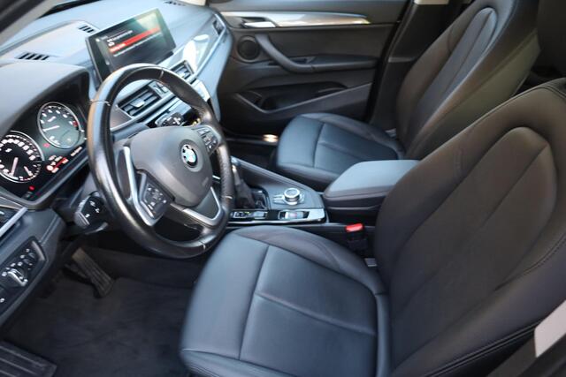 BMW X1 xDrive25e High Executive Edition PLUG-IN! LEER TREKHAAK-AFN HUD CAMERA CRUISE DAB NAVI STOELVERWARMING 2XPDC CLIMA ELEC-KOFFERBAK 18"LMV