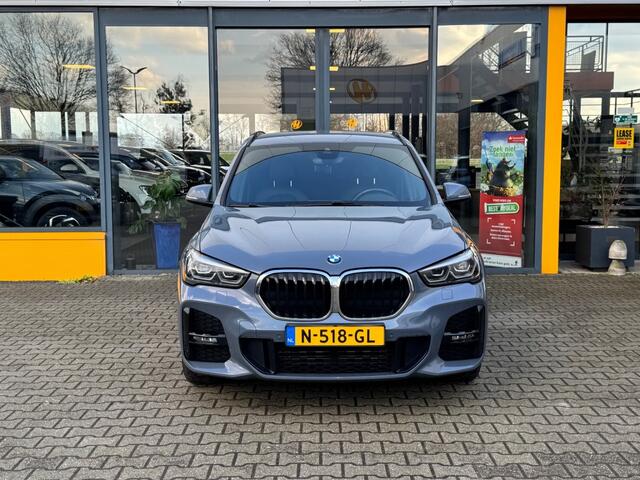 BMW X1 sDrive18i High Executive - navi - stoelverwarming - trekhaak