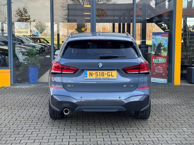 BMW X1 sDrive18i High Executive - navi - stoelverwarming - trekhaak