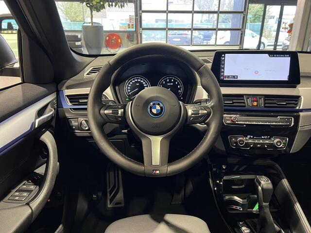 BMW X1 xDrive25e High Executive M-Sport | Panorama | HUD | el stoelen | Camera | Stuurverwarming