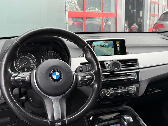 BMW X1 BWJ 2016 xDrive25i 232 PK M-High Executive AUTOMAAT TREKHAAK / STUUR & STOEL VERW. / LEDER / ELEKTR. MEMORY STOELEN / NAVI / CLIMA / CRUISE / LMV / PDC / BI-XENON / CAMERA