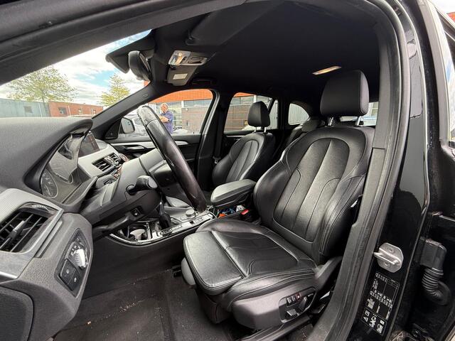 BMW X1 BWJ 2016 xDrive25i 232 PK M-High Executive AUTOMAAT TREKHAAK / STUUR & STOEL VERW. / LEDER / ELEKTR. MEMORY STOELEN / NAVI / CLIMA / CRUISE / LMV / PDC / BI-XENON / CAMERA
