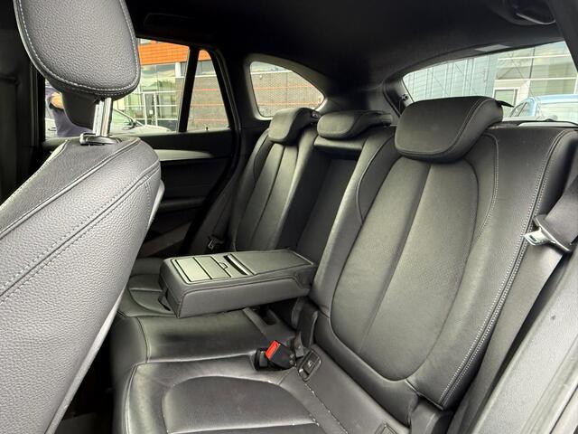 BMW X1 BWJ 2016 xDrive25i 232 PK M-High Executive AUTOMAAT TREKHAAK / STUUR & STOEL VERW. / LEDER / ELEKTR. MEMORY STOELEN / NAVI / CLIMA / CRUISE / LMV / PDC / BI-XENON / CAMERA