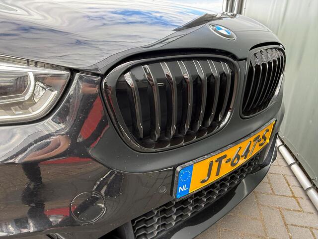 BMW X1 BWJ 2016 xDrive25i 232 PK M-High Executive AUTOMAAT TREKHAAK / STUUR & STOEL VERW. / LEDER / ELEKTR. MEMORY STOELEN / NAVI / CLIMA / CRUISE / LMV / PDC / BI-XENON / CAMERA