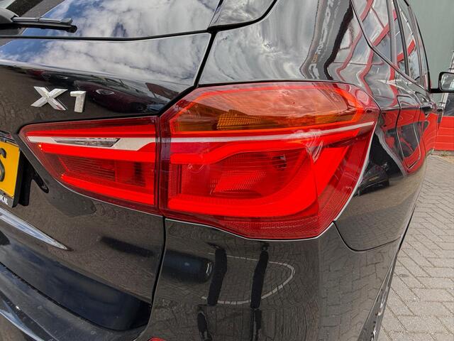 BMW X1 BWJ 2016 xDrive25i 232 PK M-High Executive AUTOMAAT TREKHAAK / STUUR & STOEL VERW. / LEDER / ELEKTR. MEMORY STOELEN / NAVI / CLIMA / CRUISE / LMV / PDC / BI-XENON / CAMERA