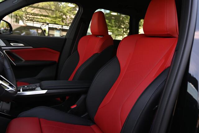 BMW X1 xDrive30e High Executive M Sport Automaat / Trekhaak / Sportstoelen / Adaptieve LED / M Adaptief onderstel / Parking Assistant Plus / Head-Up / Comfort Access