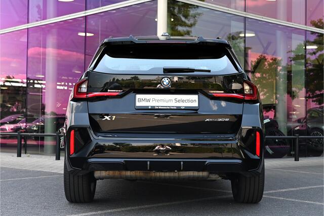 BMW X1 xDrive30e High Executive M Sport Automaat / Trekhaak / Sportstoelen / Adaptieve LED / M Adaptief onderstel / Parking Assistant Plus / Head-Up / Comfort Access