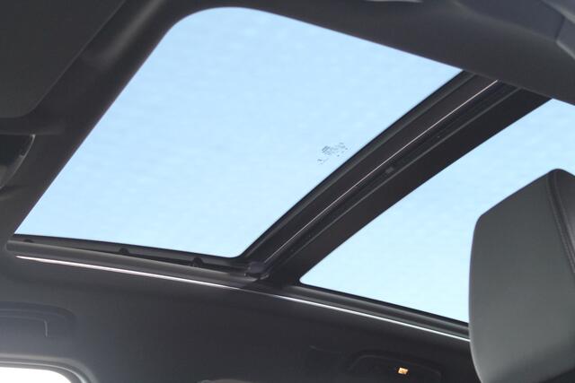 BMW X1 sDrive20i High Executive M Sport Automaat / Panoramadak / Sportstoelen / Parking Assistant Plus / Adaptief M Onderstel / Head-Up / Comfort Access