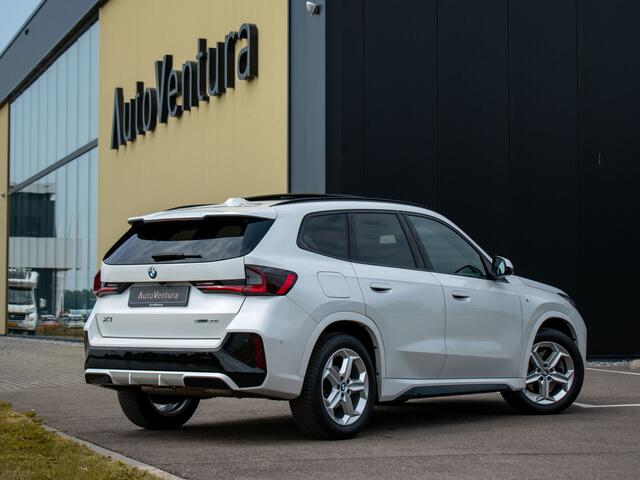 BMW X1 sDrive20i Steptronic M-Sport | Trekhaak | Elektrische stoelen | Adap. LED | Harman Kardon | Schuif-kantel Pano | 360 Camera