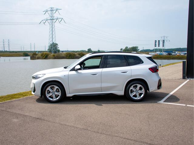 BMW X1 sDrive20i Steptronic M-Sport | Trekhaak | Elektrische stoelen | Adap. LED | Harman Kardon | Schuif-kantel Pano | 360 Camera