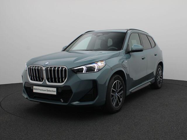 BMW X1 xDrive25e M Sportpakket | Premium Pack | Travel Pack | Achteruitrijcamera | Panoramadak | Driving Assistant Plus | Parking Assistant | Harman Kardon | 18''