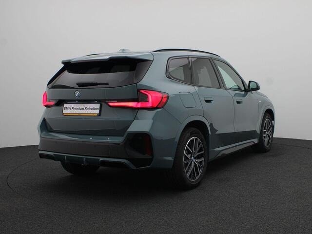 BMW X1 xDrive25e M Sportpakket | Premium Pack | Travel Pack | Achteruitrijcamera | Panoramadak | Driving Assistant Plus | Parking Assistant | Harman Kardon | 18''