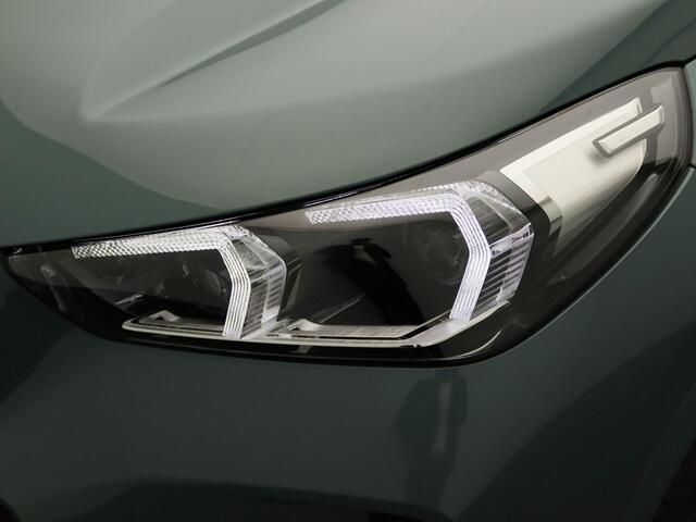 BMW X1 xDrive25e M Sportpakket | Premium Pack | Travel Pack | Achteruitrijcamera | Panoramadak | Driving Assistant Plus | Parking Assistant | Harman Kardon | 18''