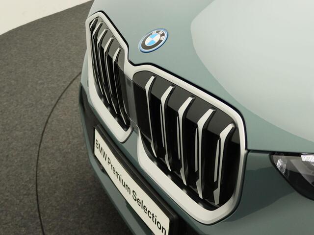 BMW X1 xDrive25e M Sportpakket | Premium Pack | Travel Pack | Achteruitrijcamera | Panoramadak | Driving Assistant Plus | Parking Assistant | Harman Kardon | 18''