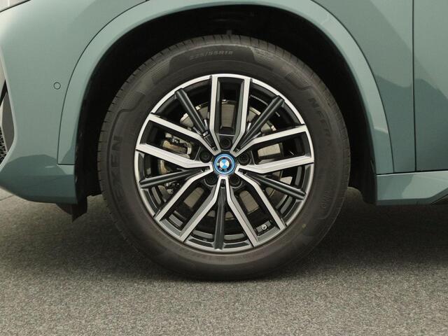 BMW X1 xDrive25e M Sportpakket | Premium Pack | Travel Pack | Achteruitrijcamera | Panoramadak | Driving Assistant Plus | Parking Assistant | Harman Kardon | 18''