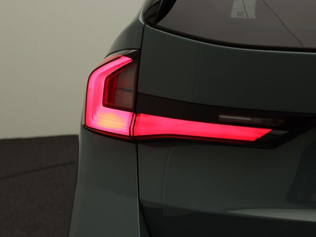 BMW X1 xDrive25e M Sportpakket | Premium Pack | Travel Pack | Achteruitrijcamera | Panoramadak | Driving Assistant Plus | Parking Assistant | Harman Kardon | 18''