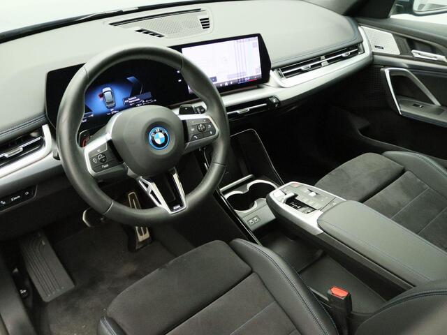 BMW X1 xDrive25e M Sportpakket | Premium Pack | Travel Pack | Achteruitrijcamera | Panoramadak | Driving Assistant Plus | Parking Assistant | Harman Kardon | 18''