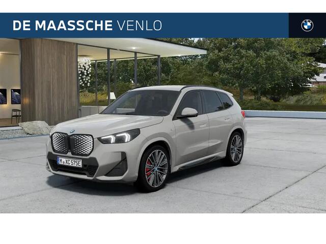 BMW X1 xDrive25e High Executive M Sport Automaat / Panoramadak / Trekhaak / M Sportstoelen / Adaptieve LED / M Adaptief onderstel / Parking Assistant Plus / Stuurverwarming