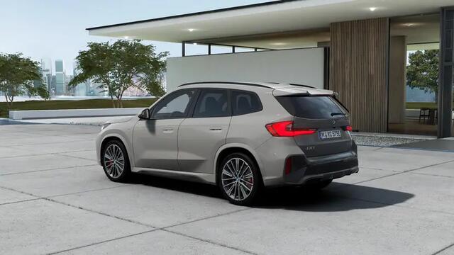 BMW X1 xDrive25e High Executive M Sport Automaat / Panoramadak / Trekhaak / M Sportstoelen / Adaptieve LED / M Adaptief onderstel / Parking Assistant Plus / Stuurverwarming
