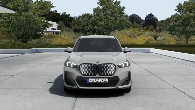 BMW X1 xDrive25e High Executive M Sport Automaat / Panoramadak / Trekhaak / M Sportstoelen / Adaptieve LED / M Adaptief onderstel / Parking Assistant Plus / Stuurverwarming