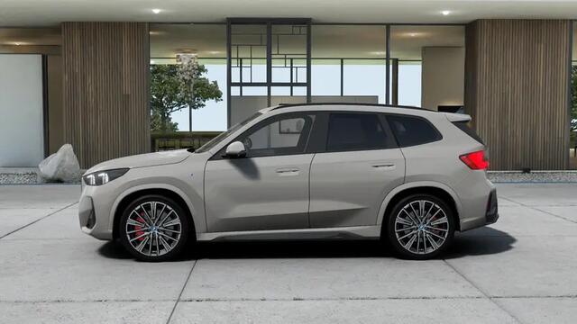 BMW X1 xDrive25e High Executive M Sport Automaat / Panoramadak / Trekhaak / M Sportstoelen / Adaptieve LED / M Adaptief onderstel / Parking Assistant Plus / Stuurverwarming