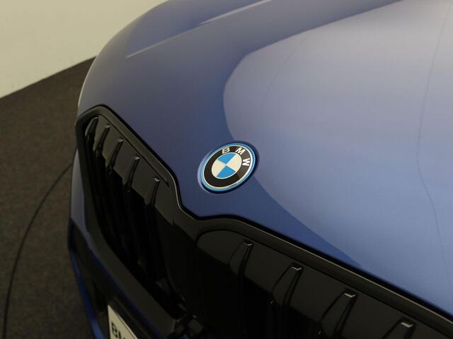 BMW X1 xDrive25e M Sportpakket Pro | Innovation Pack | Comfort Pack | Travel Pack | Panoramadak | Head-Up Display | 19"