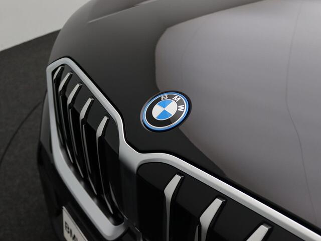 BMW X1 xDrive25e M Sportpakket | Premium Pack | Comfort Pack | Travel Pack | Achteruitrijcamera | Harman-Kardon |18"