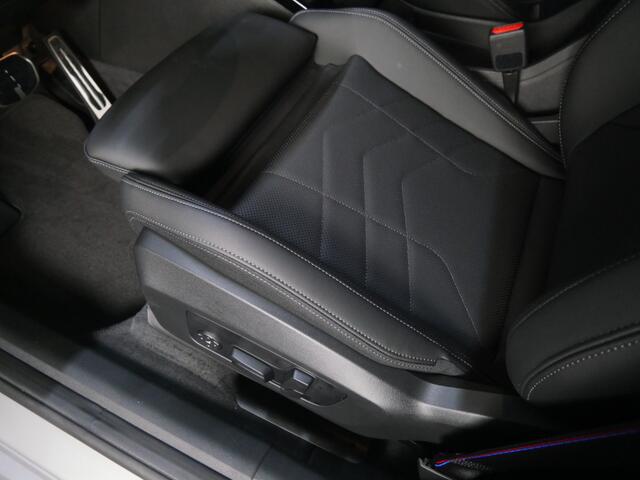 BMW X1 sDrive18i High Executive M Sport Automaat / Panoramadak / Trekhaak / Sportstoelen / Comfort Access / Stoelverwarming / Adaptieve LED / Parking Assistant Plus / Head-Up / Harman-Kardon