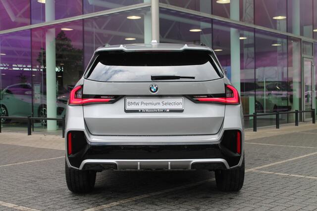 BMW X1 sDrive18i High Executive M Sport Automaat / Panoramadak / Trekhaak / Sportstoelen / Comfort Access / Stoelverwarming / Adaptieve LED / Parking Assistant Plus / Head-Up / Harman-Kardon