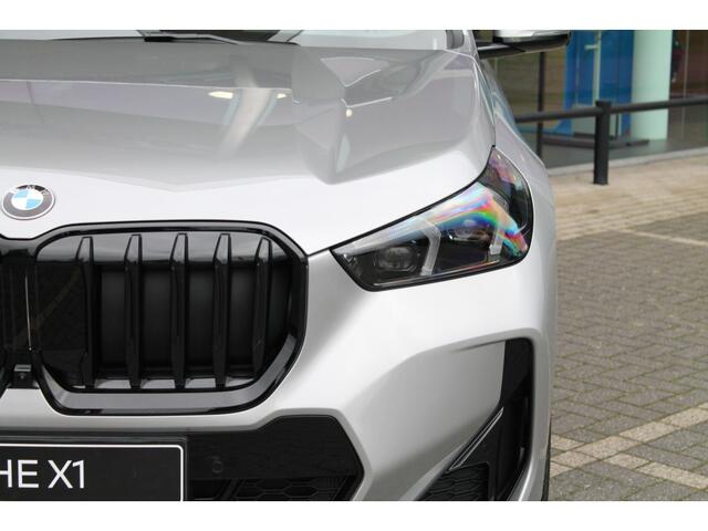 BMW X1 sDrive18i High Executive M Sport Automaat / Panoramadak / Trekhaak / Sportstoelen / Comfort Access / Stoelverwarming / Adaptieve LED / Parking Assistant Plus / Head-Up / Harman-Kardon