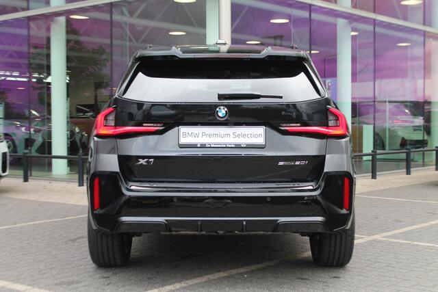BMW X1 sDrive20i High Executive M Sport Automaat / Panoramadak / Trekhaak / Sportstoelen / Comfort Access / M Adaptief onderstel / Adaptieve LED / Parking Assistant Plus / Head-Up / Harman-Kardon