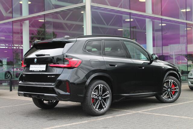 BMW X1 sDrive20i High Executive M Sport Automaat / Panoramadak / Trekhaak / Sportstoelen / Comfort Access / M Adaptief onderstel / Adaptieve LED / Parking Assistant Plus / Head-Up / Harman-Kardon