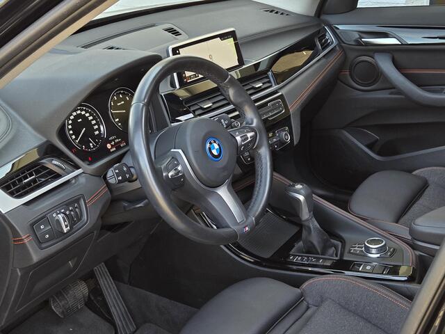 BMW X1 xDrive25e eDrive Sport Line | PANORAMA | SPORTSTOELEN | ELEKTR. ACHTERKLEP | CAMERA |