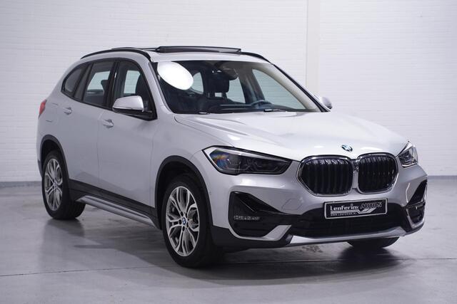 BMW X1 sDrive18i Sport Line Panodak Head-up Camera Leder Sportstoelen PDC v+a Stoelverwarming Led koplampen