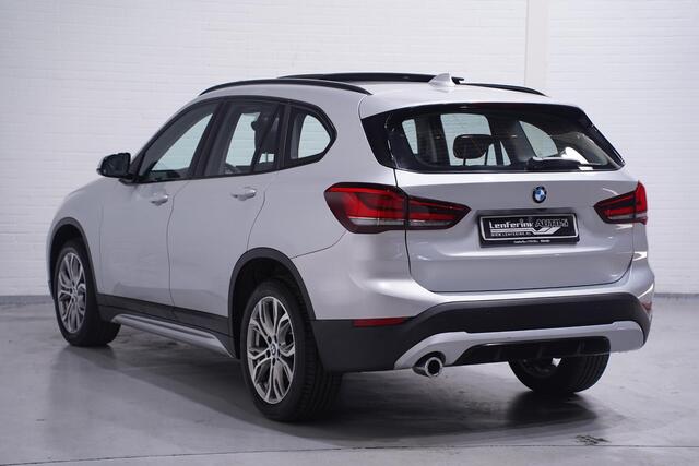 BMW X1 sDrive18i Sport Line Panodak Head-up Camera Leder Sportstoelen PDC v+a Stoelverwarming Led koplampen