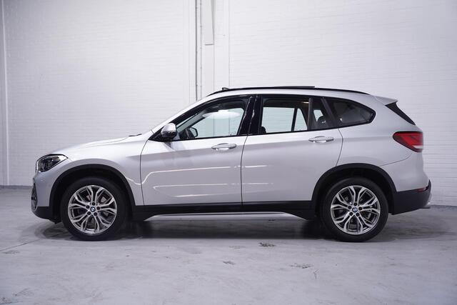 BMW X1 sDrive18i Sport Line Panodak Head-up Camera Leder Sportstoelen PDC v+a Stoelverwarming Led koplampen