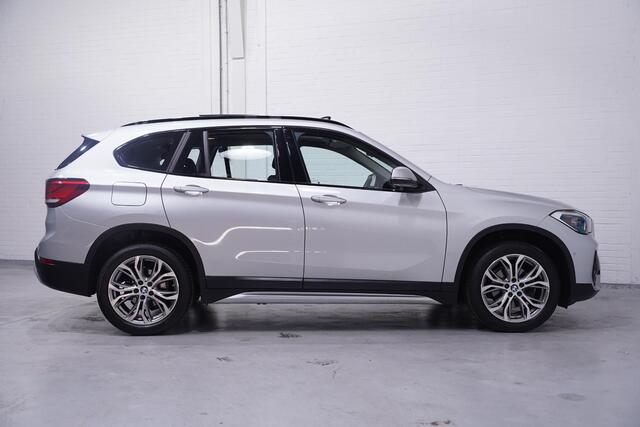 BMW X1 sDrive18i Sport Line Panodak Head-up Camera Leder Sportstoelen PDC v+a Stoelverwarming Led koplampen
