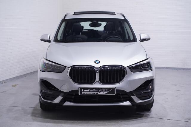 BMW X1 sDrive18i Sport Line Panodak Head-up Camera Leder Sportstoelen PDC v+a Stoelverwarming Led koplampen