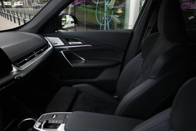 BMW X1 xDrive25e High Executive M Sport Automaat / Panoramadak / Trekhaak / Sportstoelen / Adaptieve LED / M Adaptief onderstel / Parking Assistant Plus / Comfort Access