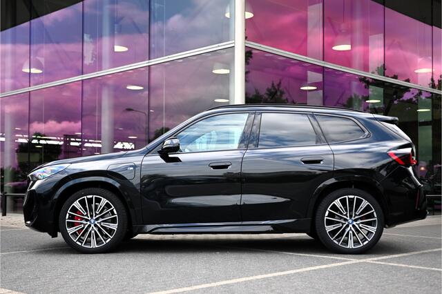 BMW X1 xDrive25e High Executive M Sport Automaat / Panoramadak / Trekhaak / Sportstoelen / Adaptieve LED / M Adaptief onderstel / Parking Assistant Plus / Comfort Access