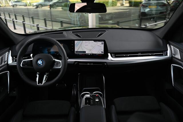 BMW X1 xDrive25e High Executive M Sport Automaat / Panoramadak / Trekhaak / Sportstoelen / Adaptieve LED / M Adaptief onderstel / Parking Assistant Plus / Comfort Access