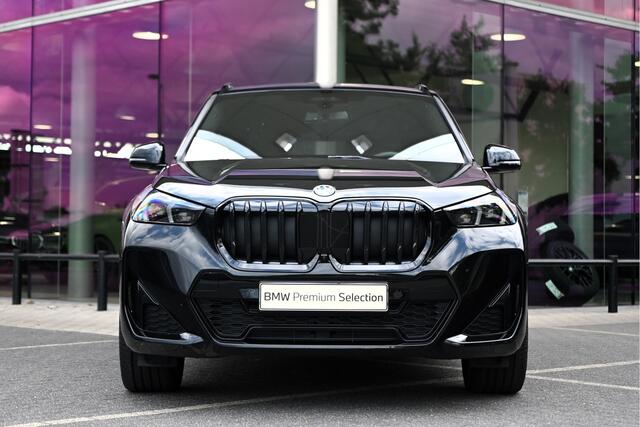 BMW X1 xDrive25e High Executive M Sport Automaat / Panoramadak / Trekhaak / Sportstoelen / Adaptieve LED / M Adaptief onderstel / Parking Assistant Plus / Comfort Access