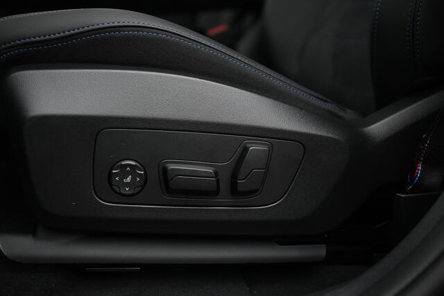 BMW X1 xDrive25e High Executive M Sport Automaat / Panoramadak / Trekhaak / Sportstoelen / Adaptieve LED / M Adaptief onderstel / Parking Assistant Plus / Comfort Access