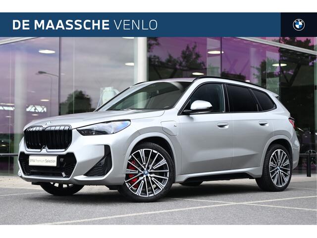 BMW X1 xDrive25e High Executive M Sport Automaat / Panoramadak / Trekhaak / Sportstoelen / Adaptieve LED / M Adaptief onderstel / Parking Assistant Plus / Head-Up / Comfort Access