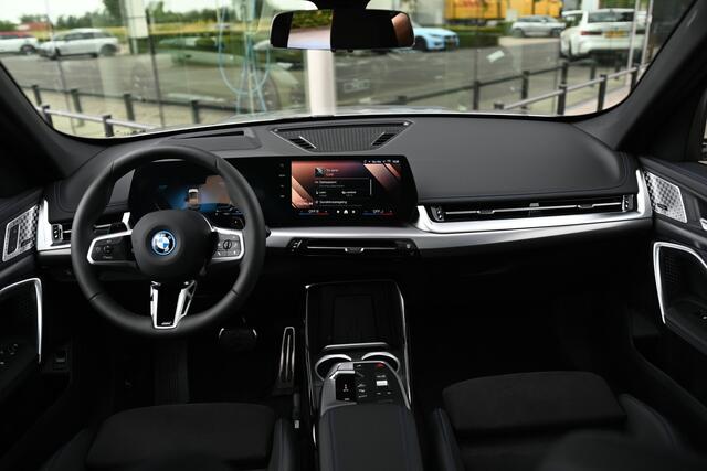BMW X1 xDrive25e High Executive M Sport Automaat / Panoramadak / Trekhaak / Sportstoelen / Adaptieve LED / M Adaptief onderstel / Parking Assistant Plus / Head-Up / Comfort Access
