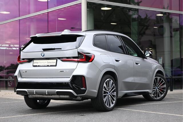 BMW X1 xDrive25e High Executive M Sport Automaat / Panoramadak / Trekhaak / Sportstoelen / Adaptieve LED / M Adaptief onderstel / Parking Assistant Plus / Head-Up / Comfort Access