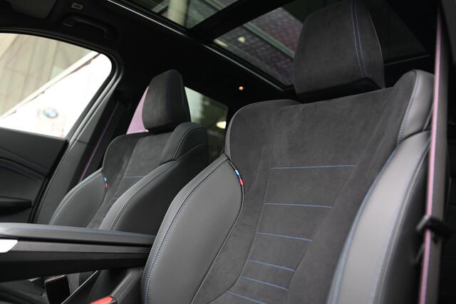 BMW X1 xDrive25e High Executive M Sport Automaat / Panoramadak / Trekhaak / Sportstoelen / Adaptieve LED / M Adaptief onderstel / Parking Assistant Plus / Head-Up / Comfort Access